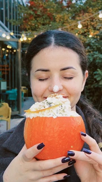 Pumpkin spice latte w dyni
